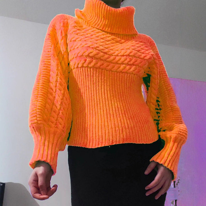 Damer stickad tröja med hög krage och strukturerad design Mirla-Eva Jonsson