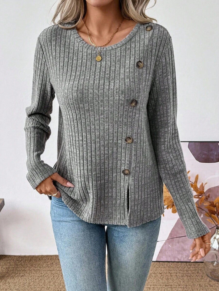 Damer stickad tröja med knappdetaljer och sidoflikar Mirla-Eva Jonsson