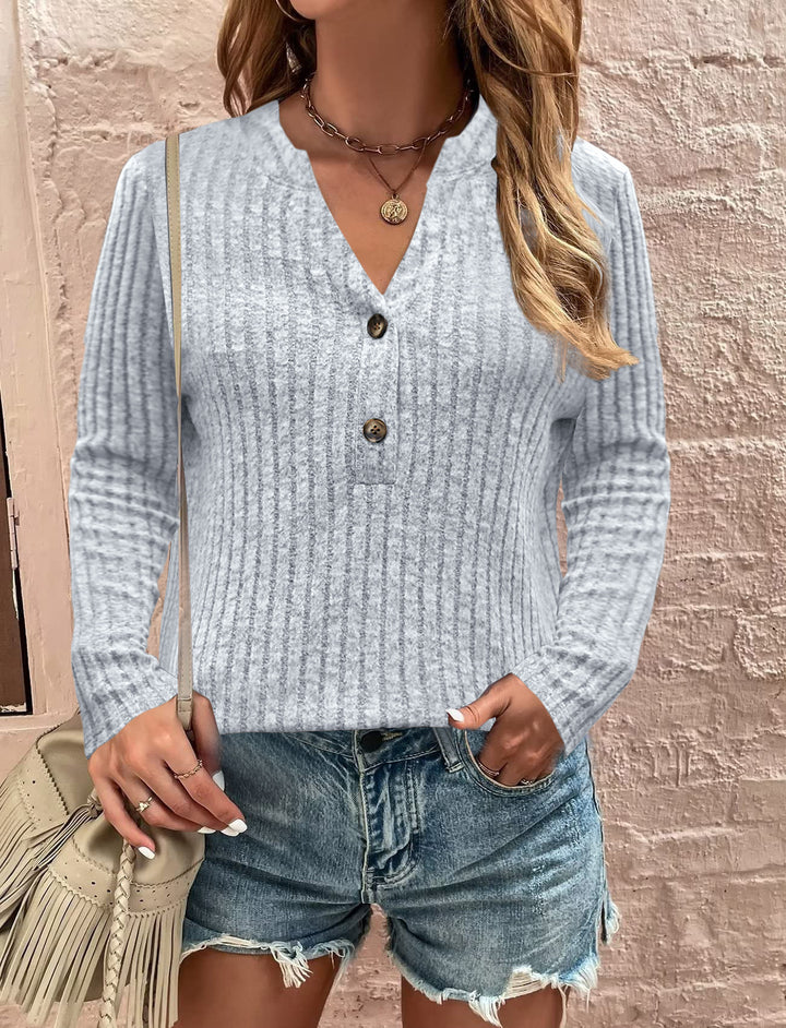 Damer stickad tröja med moderna knapppdetaljer Mirla-Eva Jonsson