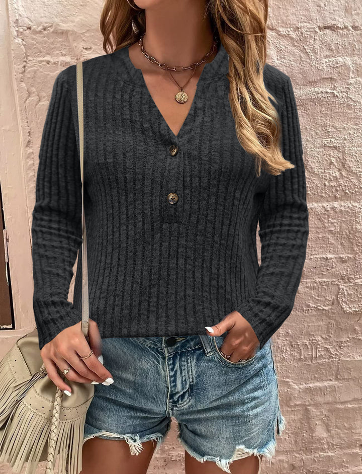 Damer stickad tröja med moderna knapppdetaljer Mirla-Eva Jonsson