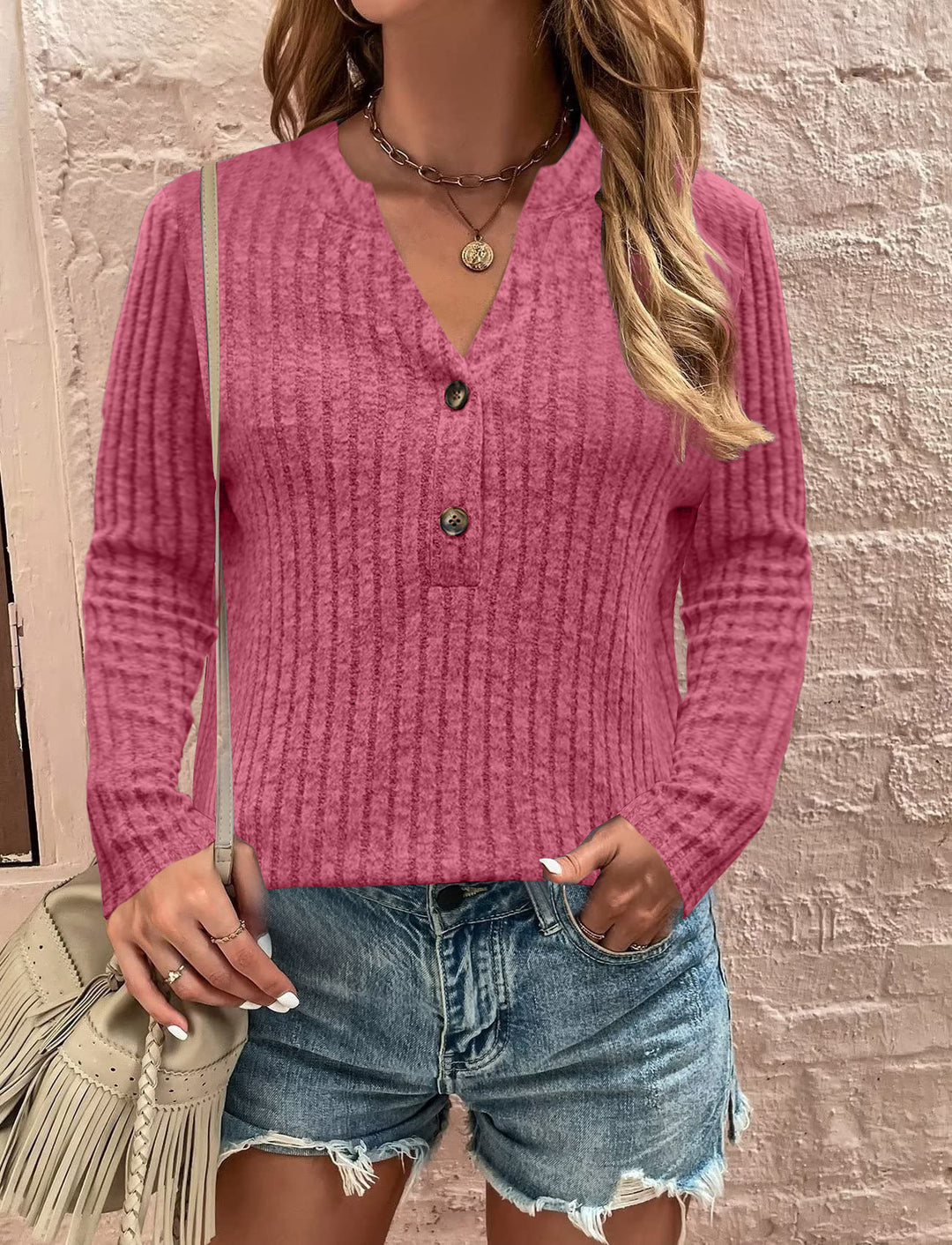 Damer stickad tröja med moderna knapppdetaljer Mirla-Eva Jonsson