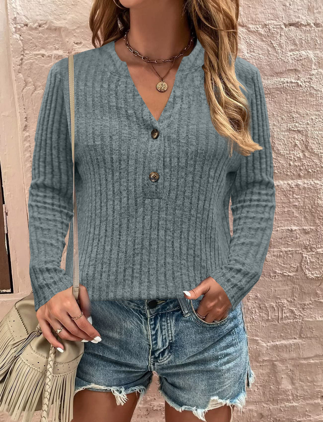 Damer stickad tröja med moderna knapppdetaljer Mirla-Eva Jonsson