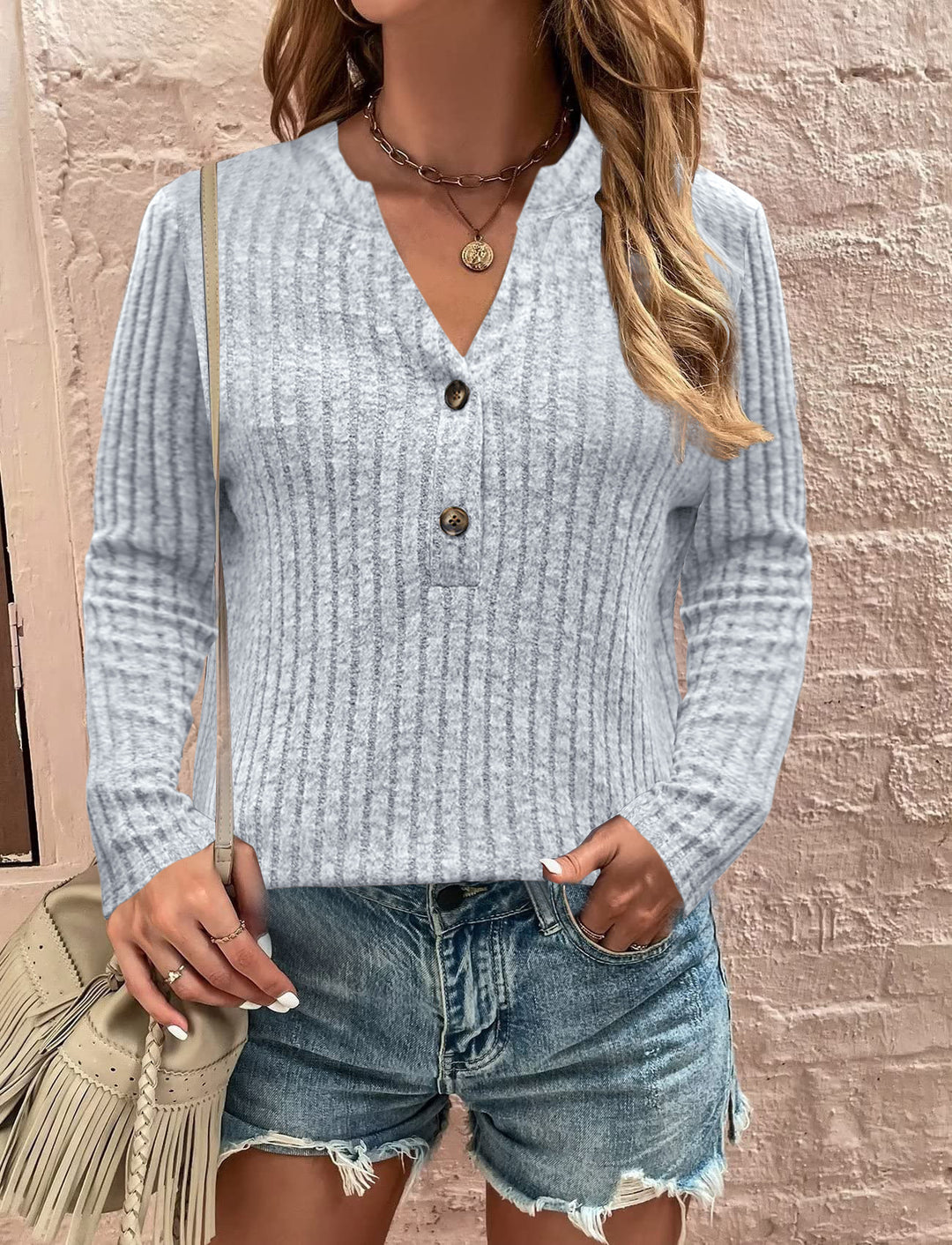 Damer stickad tröja med moderna knapppdetaljer Mirla-Eva Jonsson