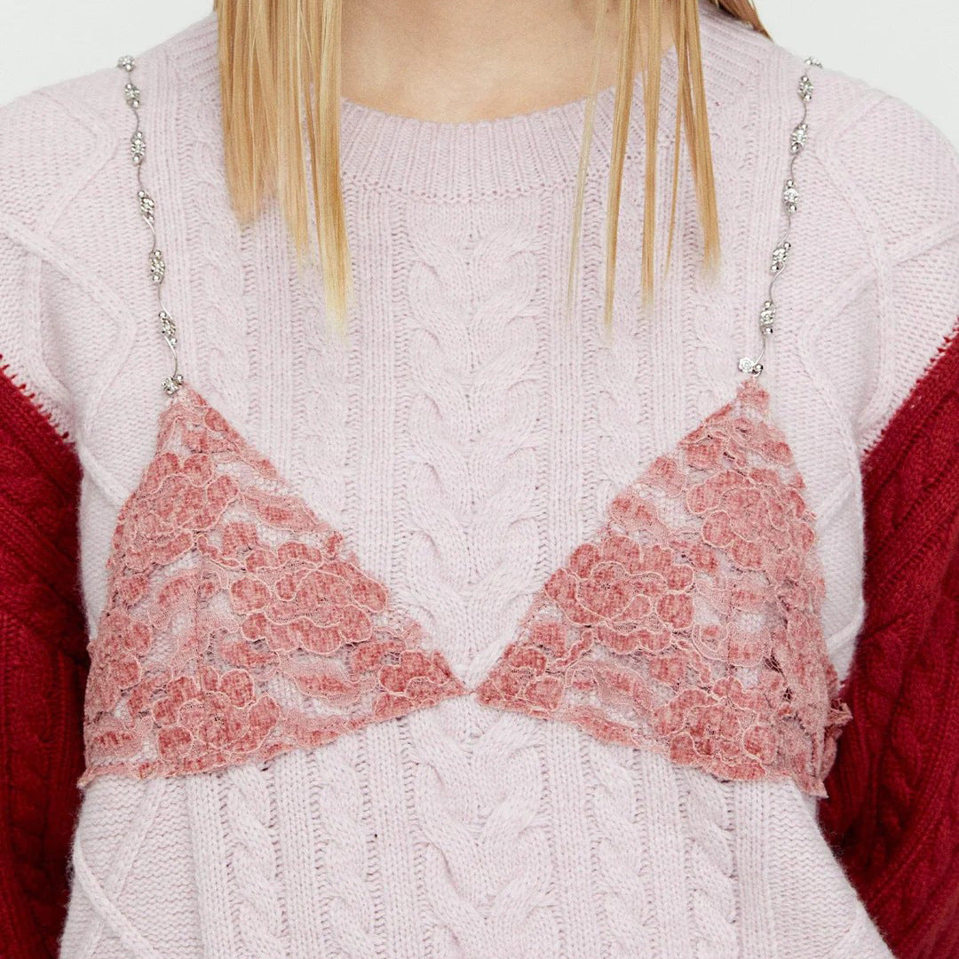 Damer stickad tröja med off-shoulder-design och lingerie-element Mirla-Eva Jonsson