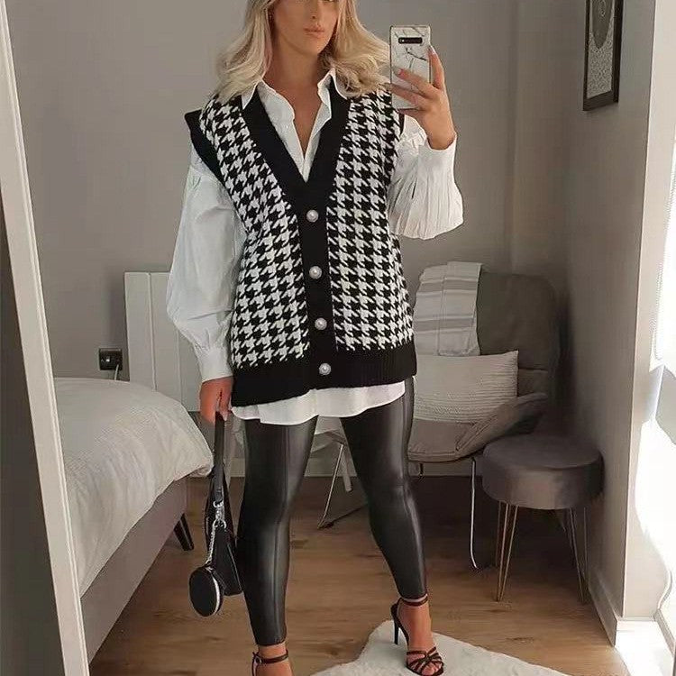 Damer stickad väst med elegant hönsnäbbsmönster och pärlknappar Eva Jonsson-Eva Jonsson