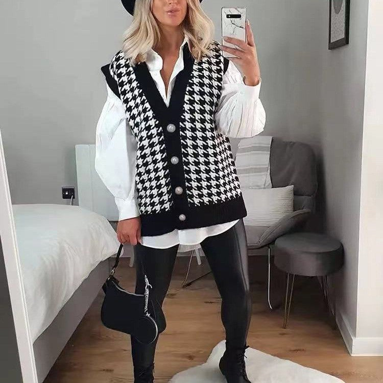 Damer stickad väst med elegant hönsnäbbsmönster och pärlknappar Eva Jonsson-Eva Jonsson