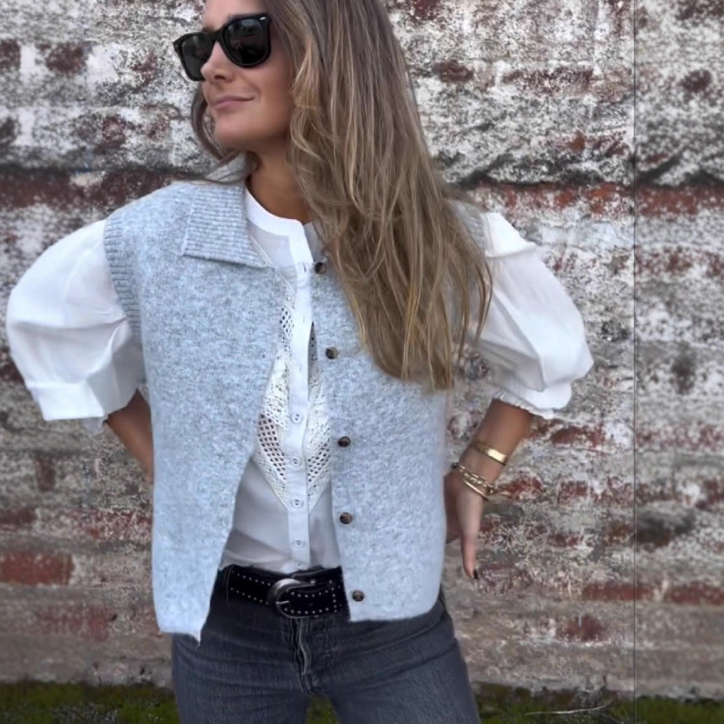 Damer stickad väst med elegant krage och knappstängning Mirla-Eva Jonsson