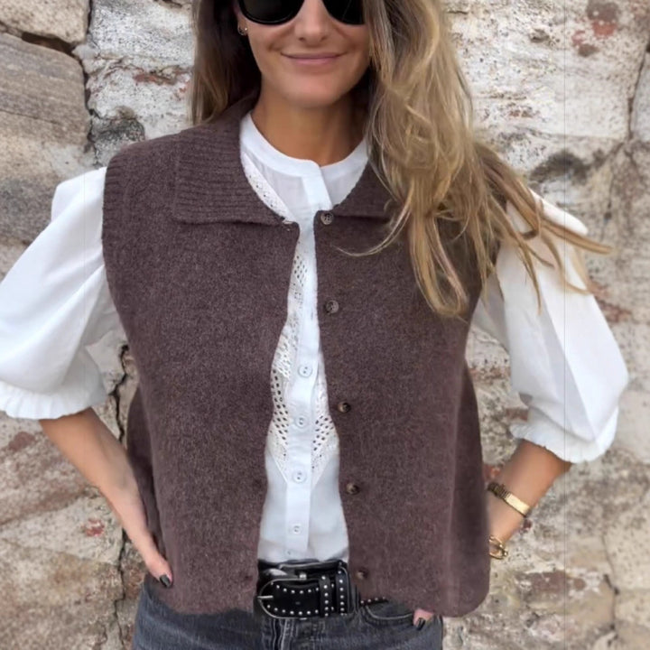 Damer stickad väst med elegant krage och knappstängning Mirla-Eva Jonsson