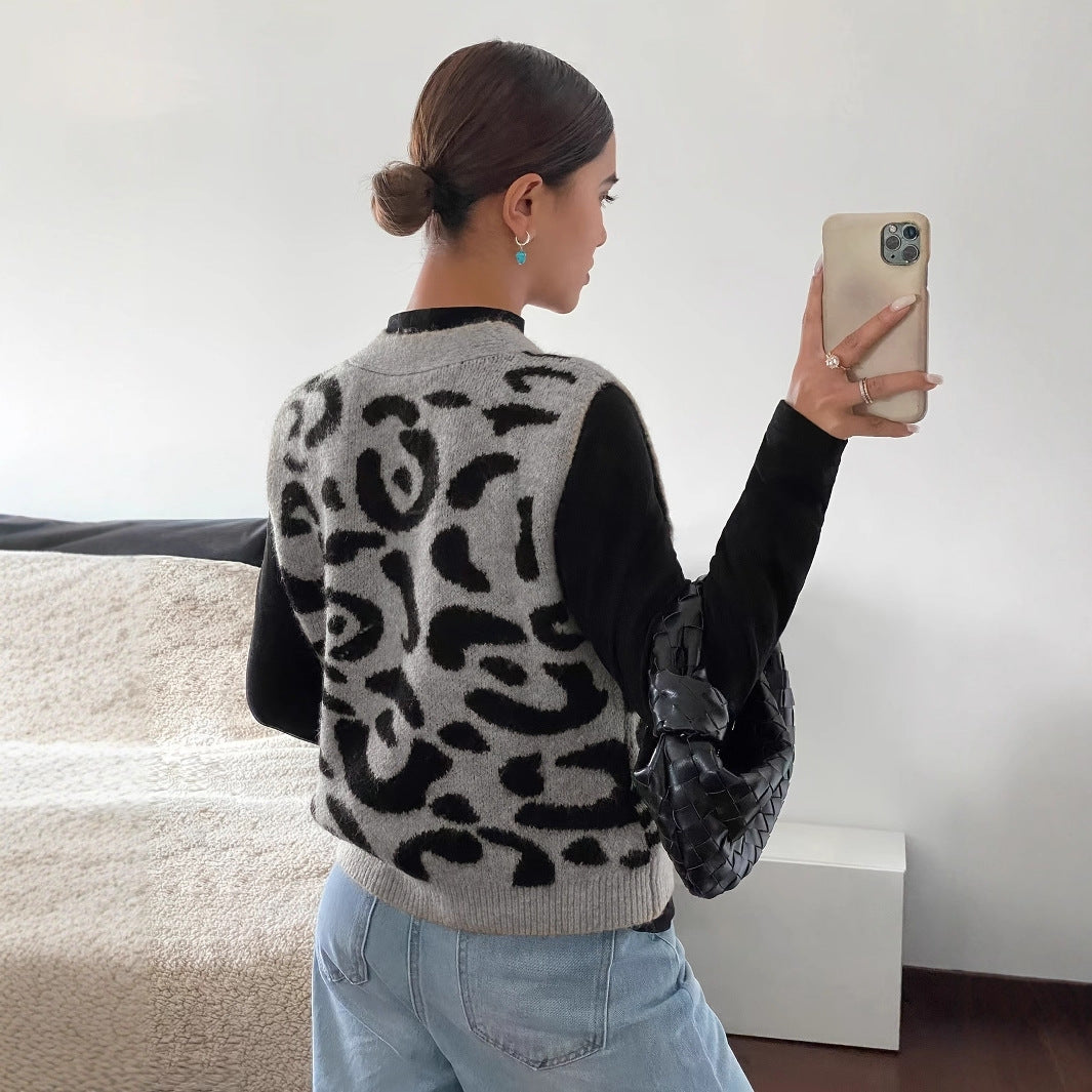 Damer stickad väst med elegant leopardtryck och högkvalitativa knappar Mirla-Eva Jonsson