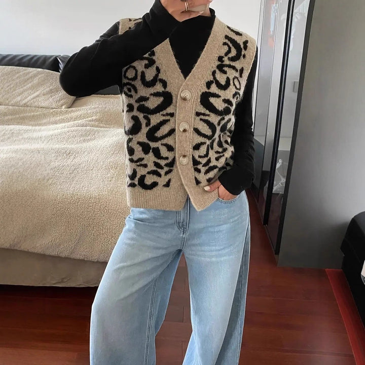 Damer stickad väst med elegant leopardtryck och högkvalitativa knappar Mirla-Eva Jonsson