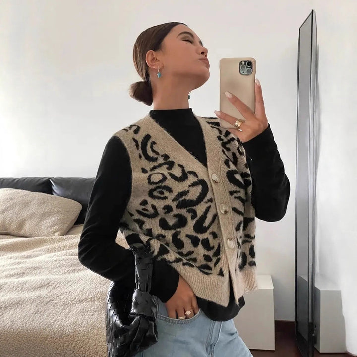 Damer stickad väst med elegant leopardtryck och högkvalitativa knappar Mirla-Eva Jonsson