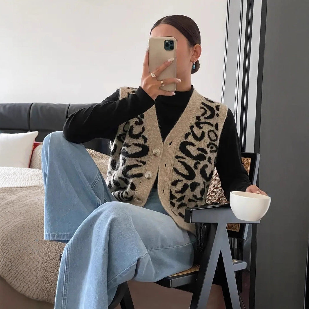 Damer stickad väst med elegant leopardtryck och högkvalitativa knappar Mirla-Eva Jonsson