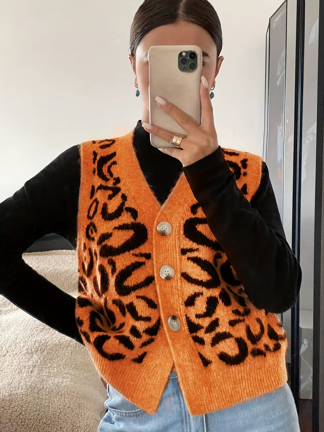 Damer stickad väst med elegant leopardtryck och högkvalitativa knappar Mirla-Eva Jonsson