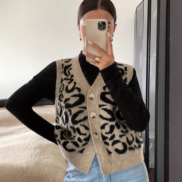 Damer stickad väst med elegant leopardtryck och högkvalitativa knappar Mirla-Eva Jonsson
