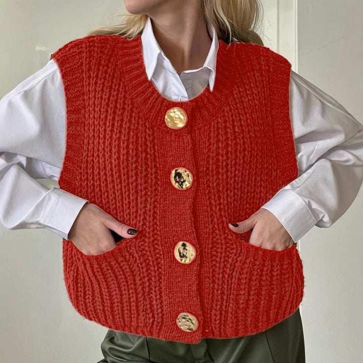 Damer stickad väst med knapppdetalj och praktiska fickor Mirla-Eva Jonsson