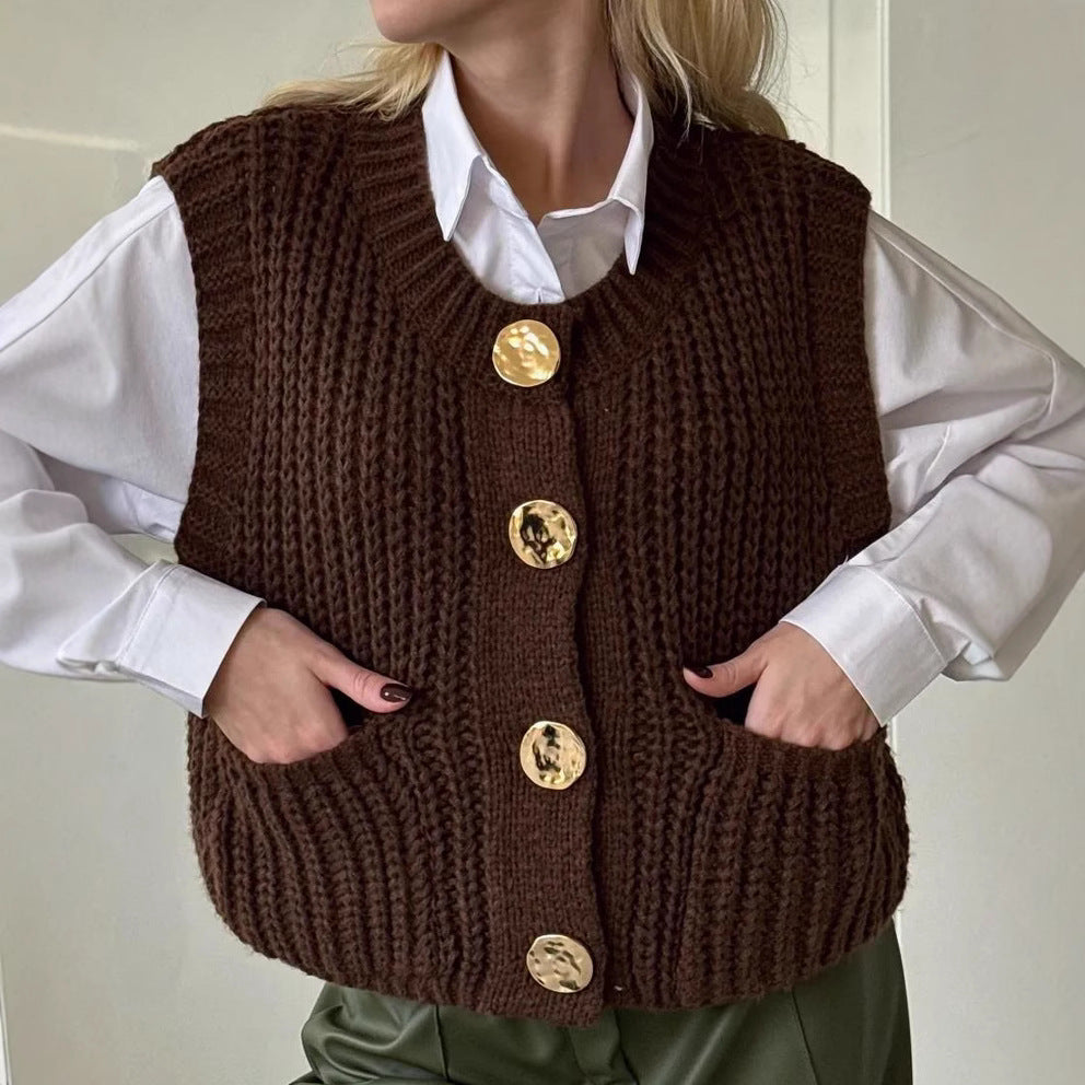 Damer stickad väst med knapppdetalj och praktiska fickor Mirla-Eva Jonsson