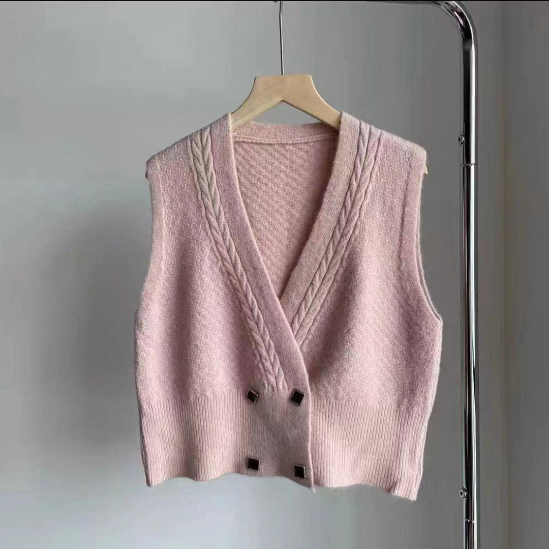 Damer stickad väst med modern kabelmönster och eleganta knappdetaljer Mirla-Eva Jonsson
