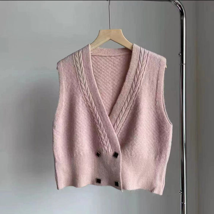 Damer stickad väst med modern kabelmönster och eleganta knappdetaljer Mirla-Eva Jonsson