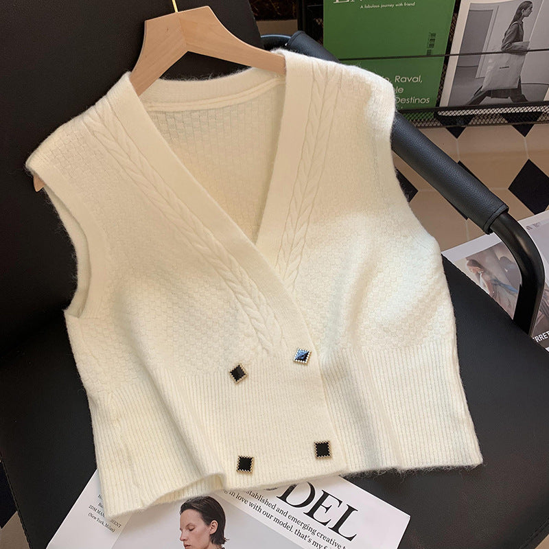 Damer stickad väst med modern kabelmönster och eleganta knappdetaljer Mirla-Eva Jonsson