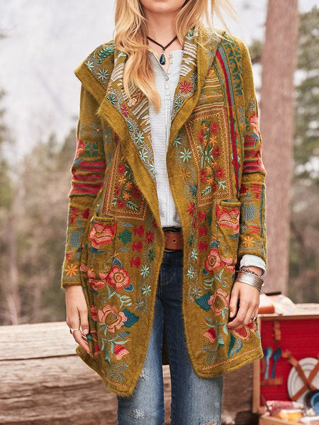 Damer stickkappa med unik blomsterbroderi och huva Mirla-Eva Jonsson