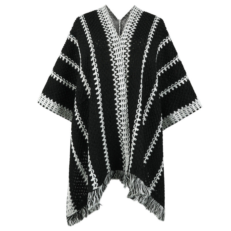 Damer stickponcho med V-ringning och fransar Mirla-Eva Jonsson