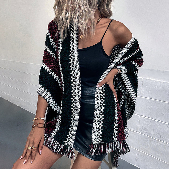 Damer stickponcho med V-ringning och fransar Mirla-Eva Jonsson