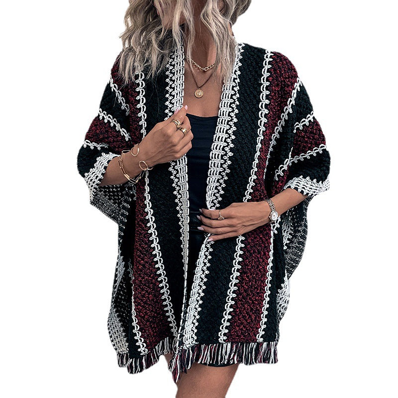 Damer stickponcho med V-ringning och fransar Mirla-Eva Jonsson