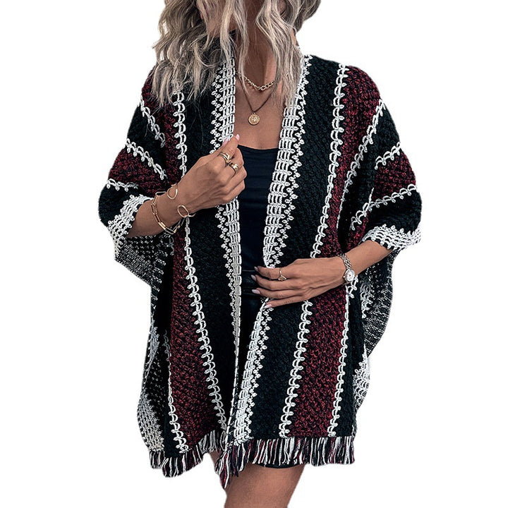 Damer stickponcho med V-ringning och fransar Mirla-Eva Jonsson