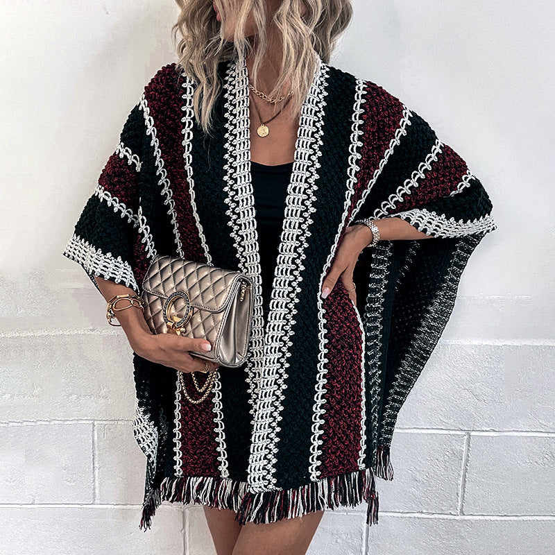 Damer stickponcho med V-ringning och fransar Mirla-Eva Jonsson
