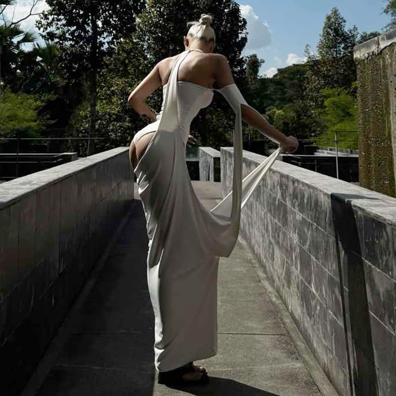 Damer stilfull aftonklänning med asymmetrisk skärning och eleganta draperingar Mirla-Eva Jonsson
