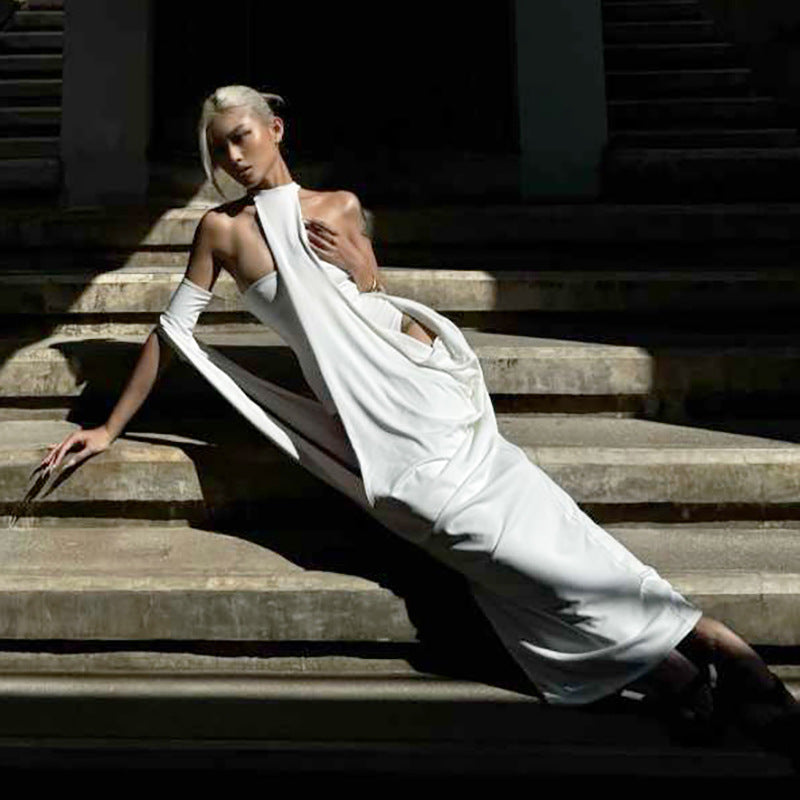 Damer stilfull aftonklänning med asymmetrisk skärning och eleganta draperingar Mirla-Eva Jonsson