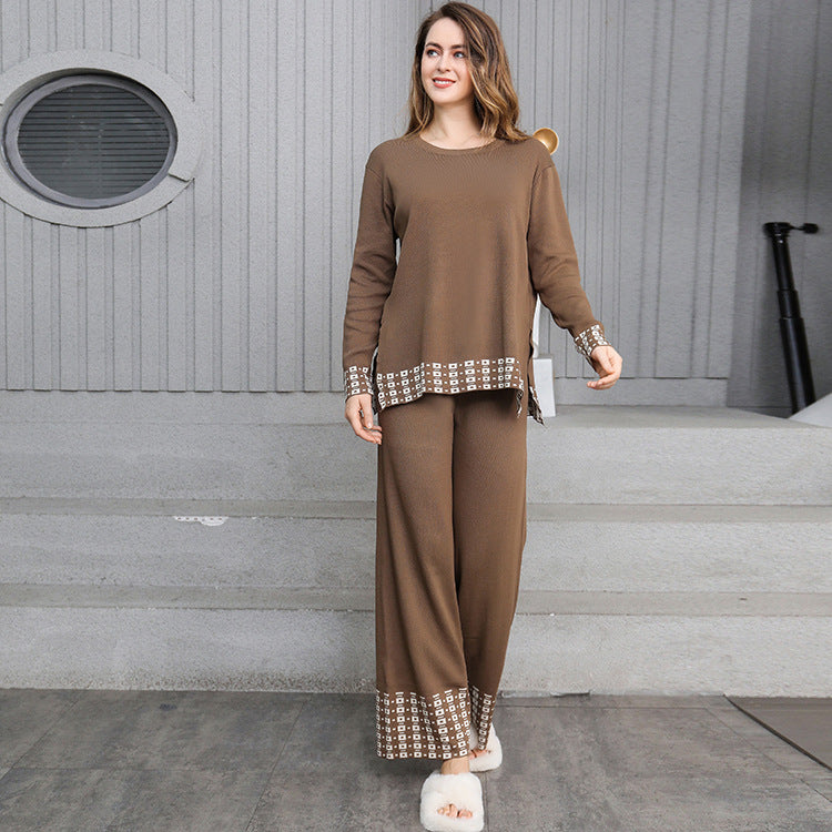 Damer stilfull stickad loungewear-set med dekorativa kontrastdetaljer Mirla-Eva Jonsson