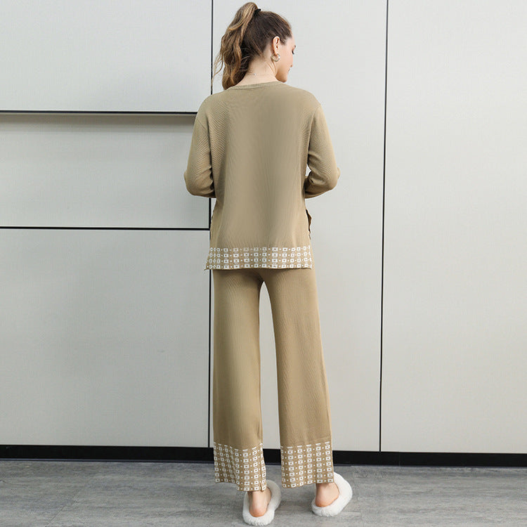 Damer stilfull stickad loungewear-set med dekorativa kontrastdetaljer Mirla-Eva Jonsson