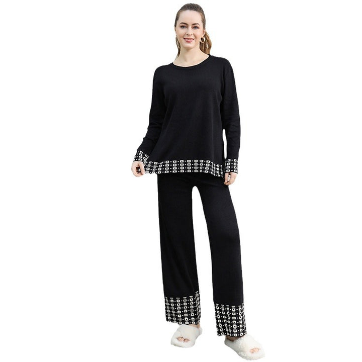 Damer stilfull stickad loungewear-set med dekorativa kontrastdetaljer Mirla-Eva Jonsson