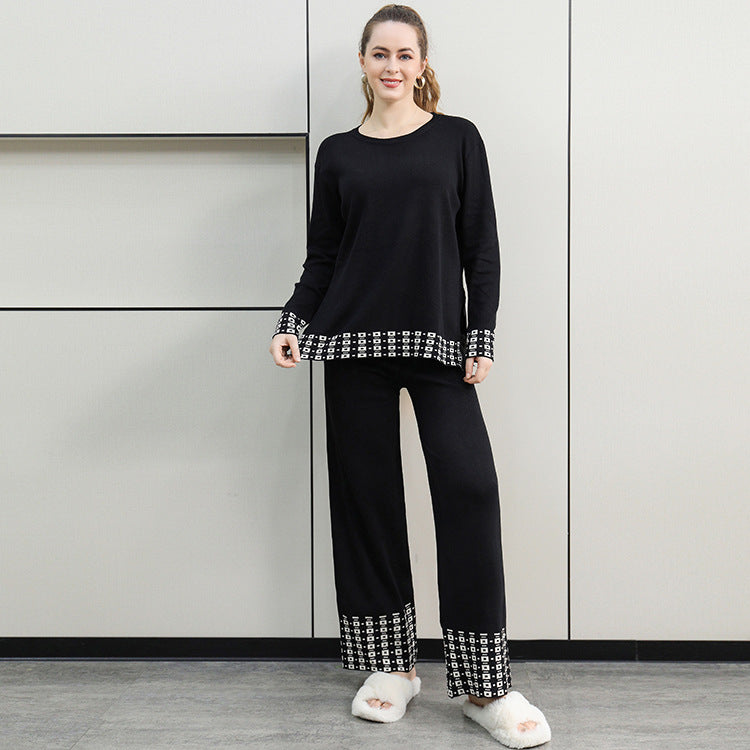 Damer stilfull stickad loungewear-set med dekorativa kontrastdetaljer Mirla-Eva Jonsson