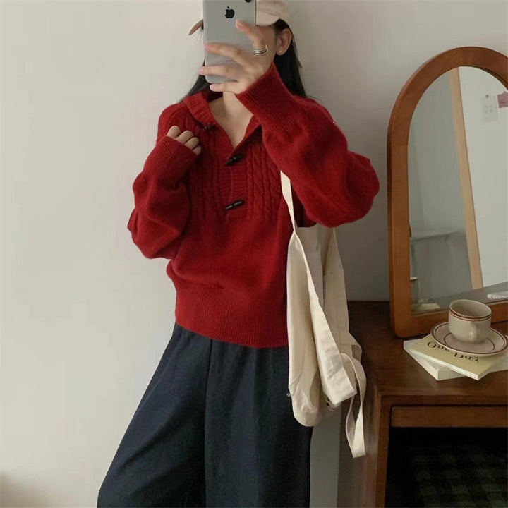 Damer stilig hoodie med inarbetat flätmönster och moderna träknappar Mirla-Eva Jonsson