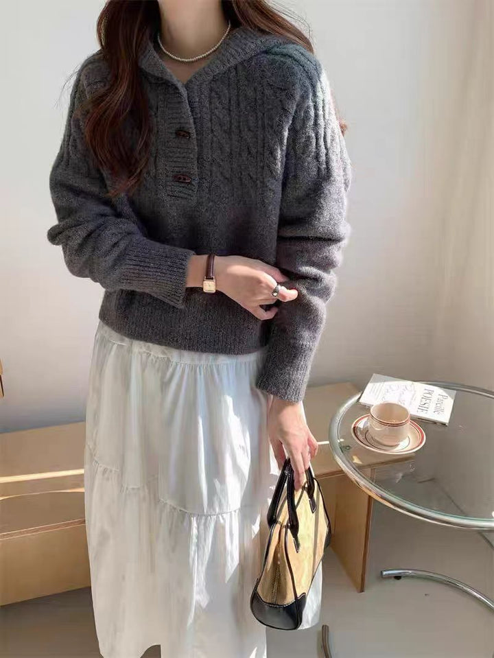 Damer stilig hoodie med inarbetat flätmönster och moderna träknappar Mirla-Eva Jonsson