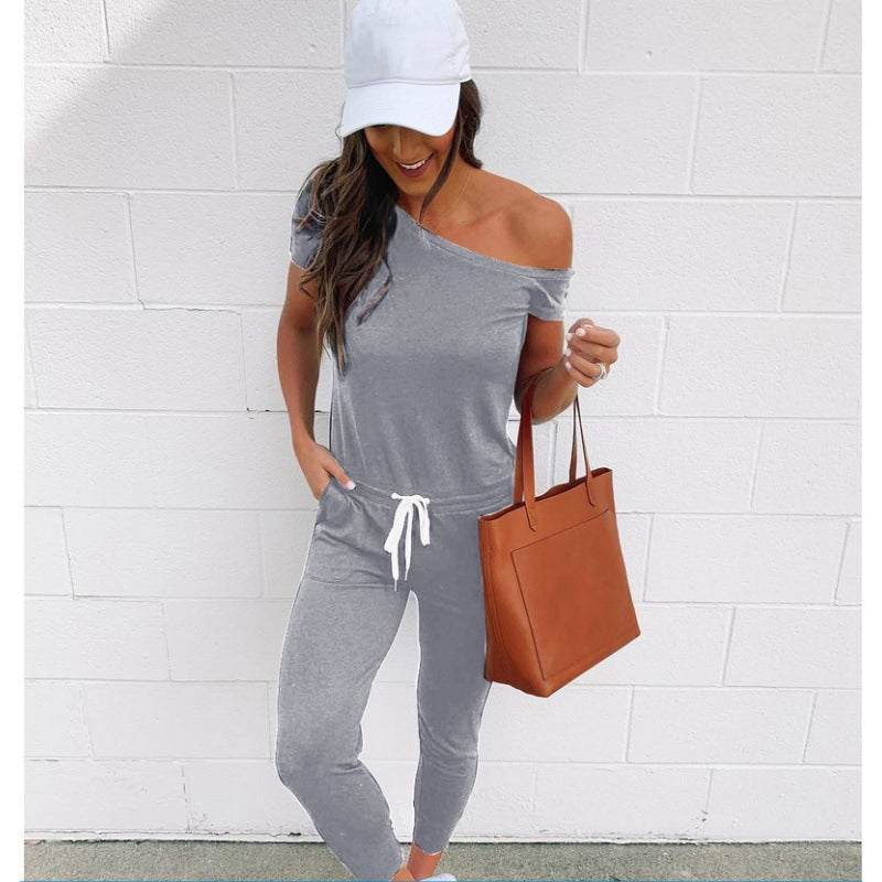 Damer stiliga jumpsuit med asymmetrisk halsringning och hög midje-betoning Mirla-Eva Jonsson