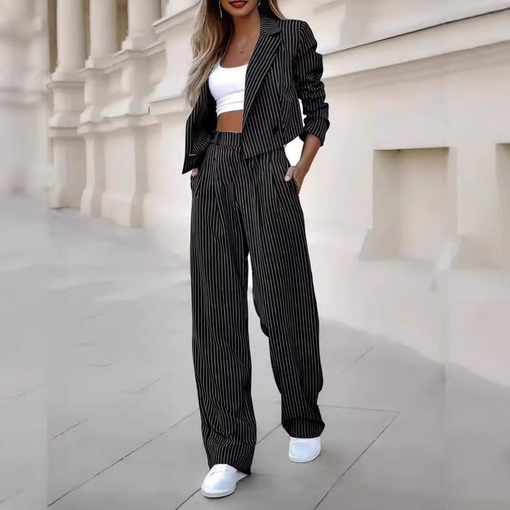 Damer stiligt affärsoutfit med marginellt randmönster Mirla-Eva Jonsson