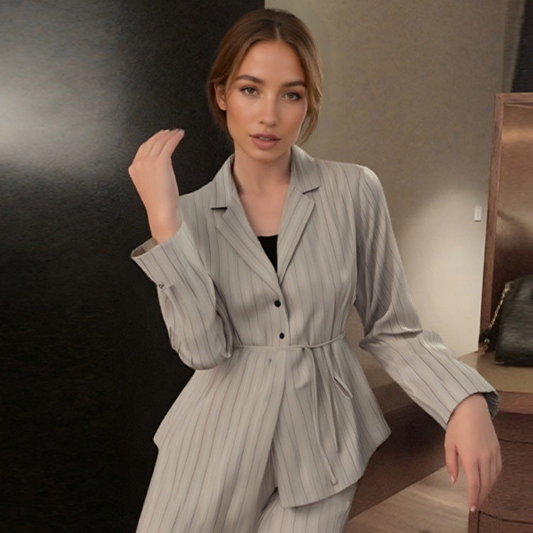Damer stiligt blazer-kortset med mode ränder Mirla-Eva Jonsson