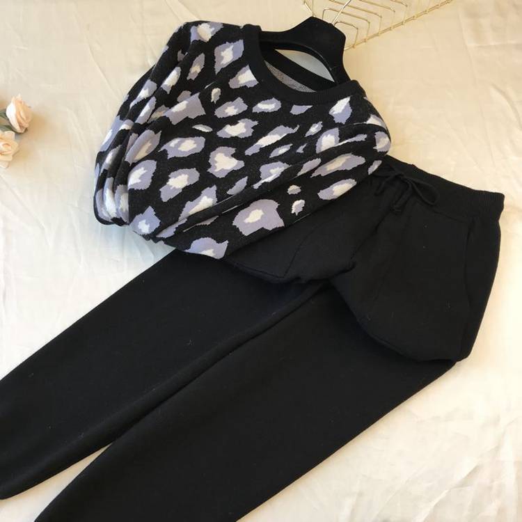 Damer stiligt fritidsstickat set med hög krage Mirla-Eva Jonsson