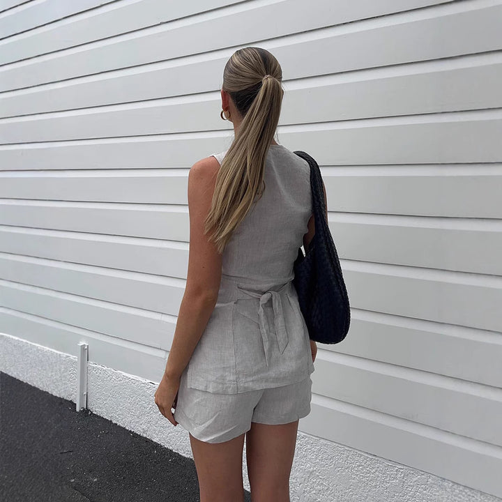Damer stiligt kostym med ärmlös blazer och bekväma shorts Mirla-Eva Jonsson