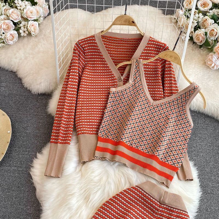 Damer stiligt stickat lounge wear-set med djup V-ringning och vida byxor Mirla-Eva Jonsson