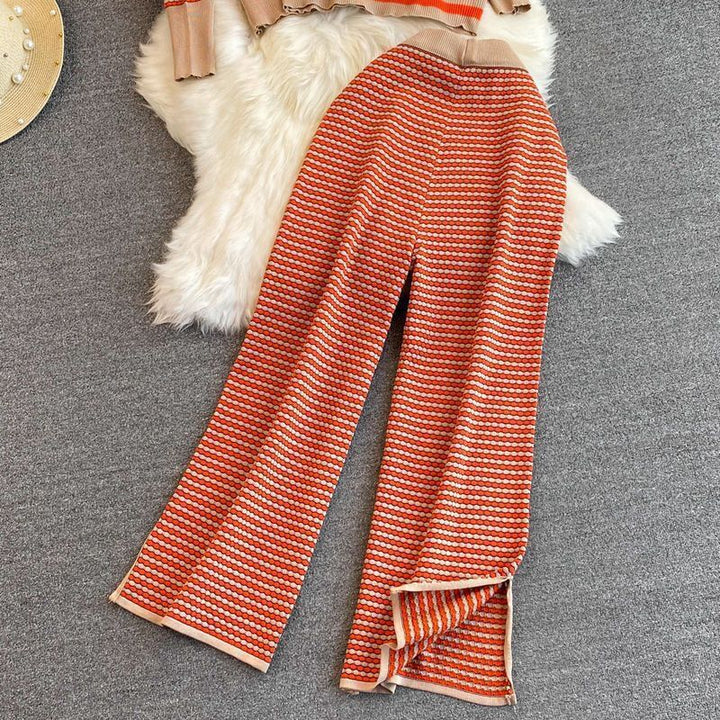 Damer stiligt stickat lounge wear-set med djup V-ringning och vida byxor Mirla-Eva Jonsson