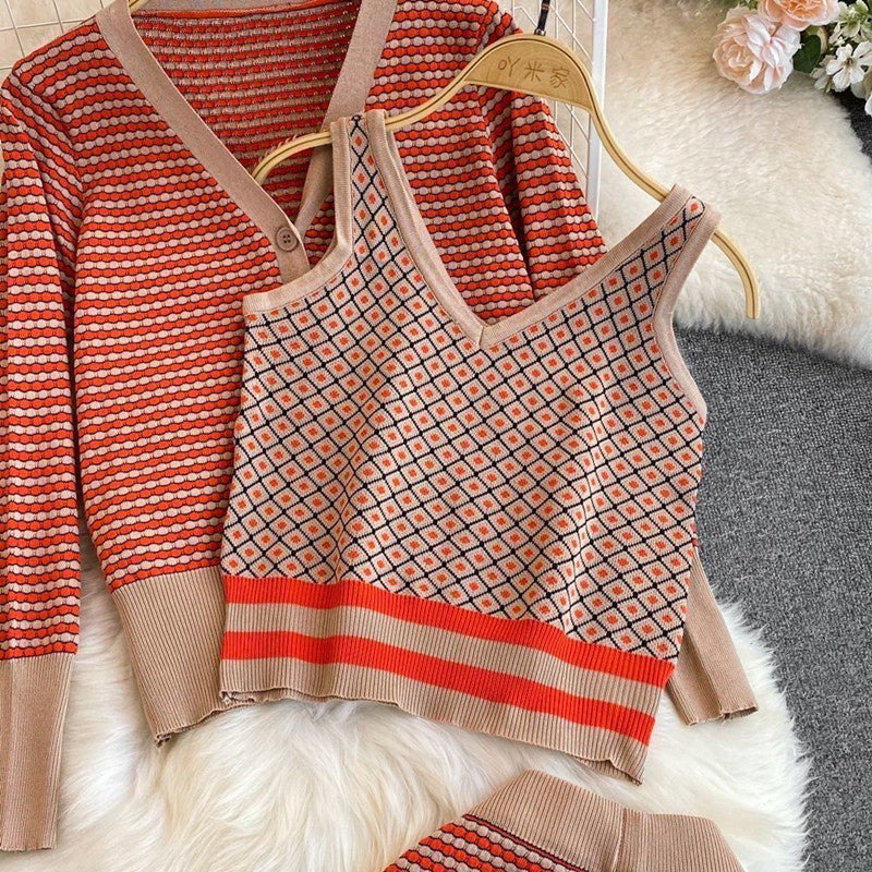 Damer stiligt stickat lounge wear-set med djup V-ringning och vida byxor Mirla-Eva Jonsson
