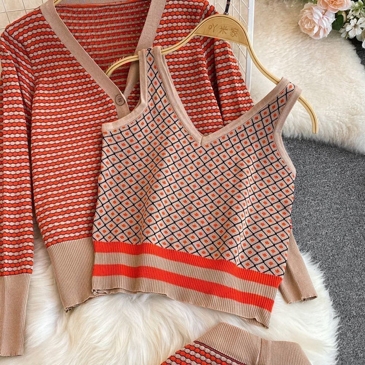 Damer stiligt stickat lounge wear-set med djup V-ringning och vida byxor Mirla-Eva Jonsson
