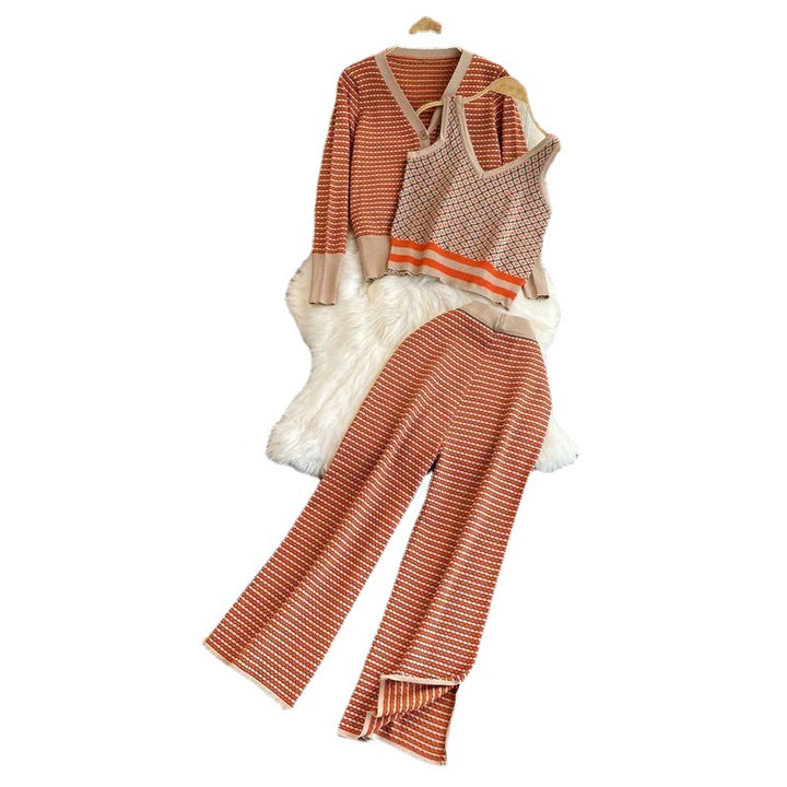 Damer stiligt stickat lounge wear-set med djup V-ringning och vida byxor Mirla-Eva Jonsson