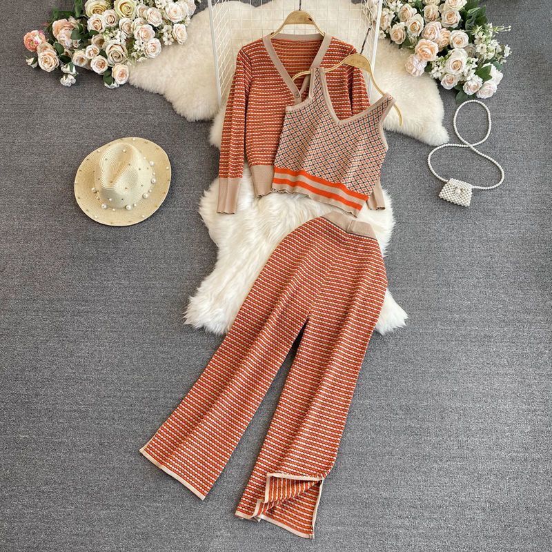 Damer stiligt stickat lounge wear-set med djup V-ringning och vida byxor Mirla-Eva Jonsson