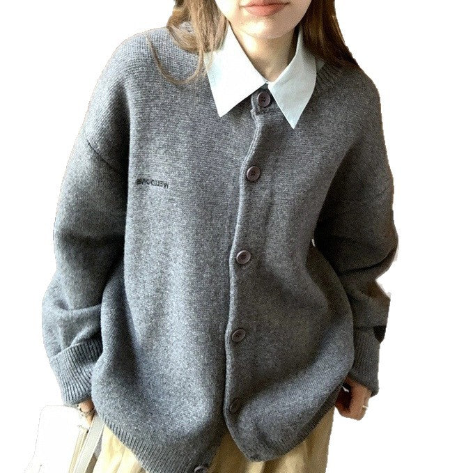 Damer stilren stickad cardigan med knapplist och broderad logotyp Mirla-Eva Jonsson
