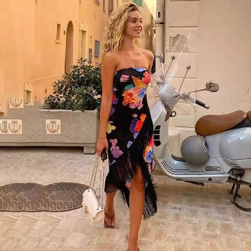 Damer strandmaxiklänning med fransprydd fåll och färgglad blommönster Mirla-Eva Jonsson